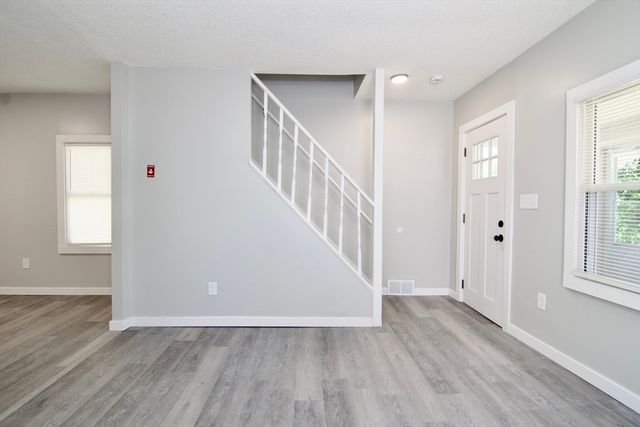 69 Manhattan St, Springfield, MA 01109