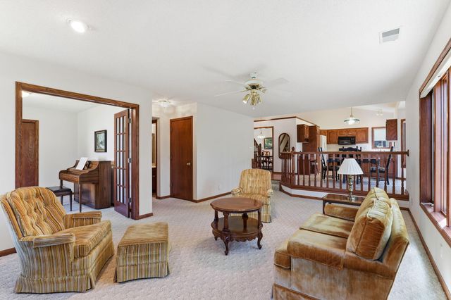 4676 Hamlet Avenue N, Oakdale, MN 55128