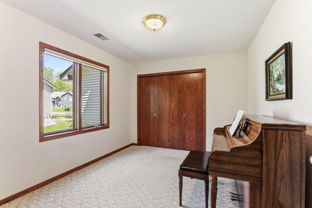4676 Hamlet Avenue N, Oakdale, MN 55128