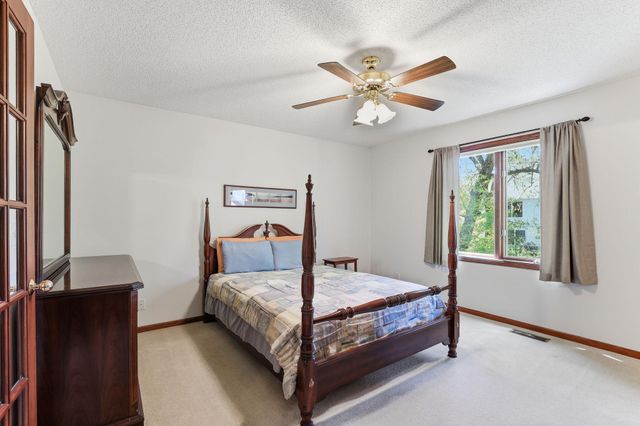 4676 Hamlet Avenue N, Oakdale, MN 55128