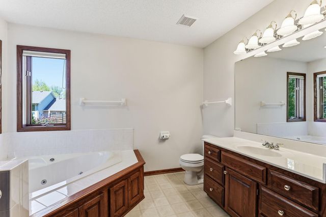 4676 Hamlet Avenue N, Oakdale, MN 55128