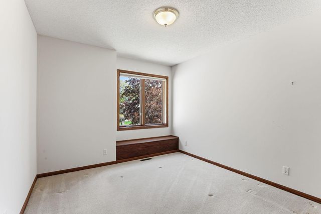 4676 Hamlet Avenue N, Oakdale, MN 55128