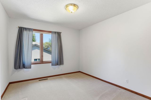4676 Hamlet Avenue N, Oakdale, MN 55128