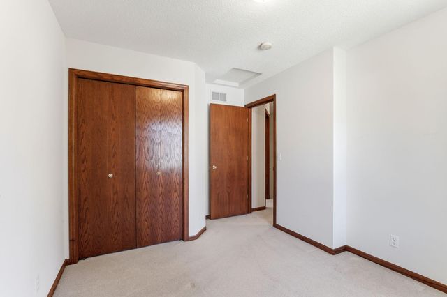 4676 Hamlet Avenue N, Oakdale, MN 55128