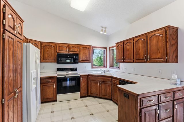 4676 Hamlet Avenue N, Oakdale, MN 55128
