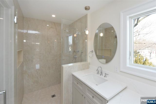 31 Albert Avenue, Fair Lawn, NJ 07410