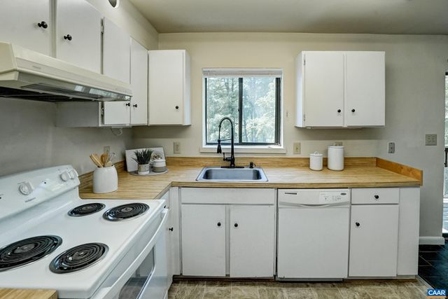 239 HARVEST DR, Charlottesville, VA 22903
