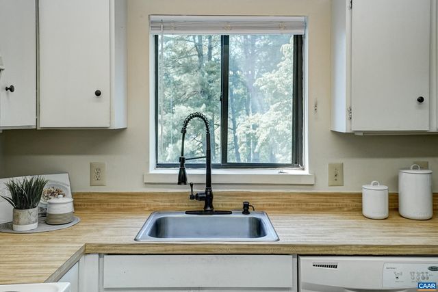 239 HARVEST DR, Charlottesville, VA 22903