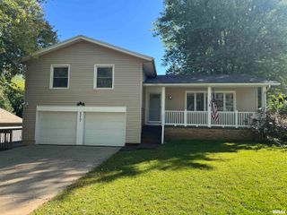 217 N 8TH Street, Le Claire, IA 52753