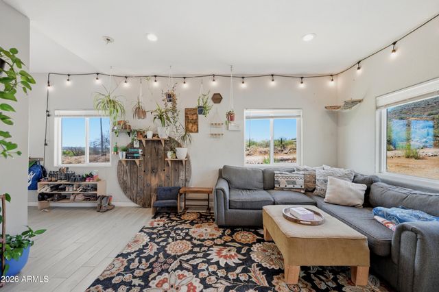 42714 N 11TH Avenue, New River, AZ 85087