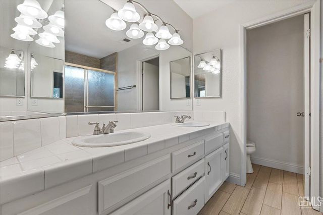 7625 Canyon Clover Drive, Bakersfield, CA 93313