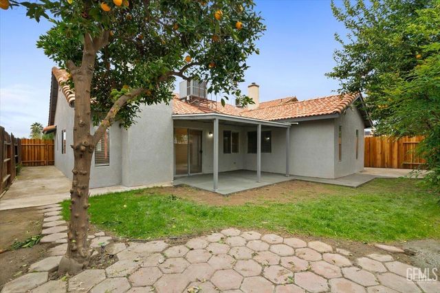 7625 Canyon Clover Drive, Bakersfield, CA 93313