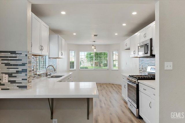 7625 Canyon Clover Drive, Bakersfield, CA 93313