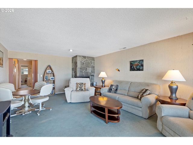 325 LANCER St 39, Lincoln City, OR 97367