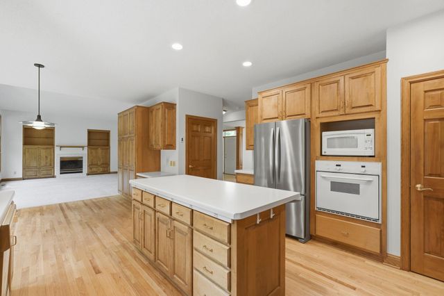 9272 Duckwood Trail, Woodbury, MN 55125