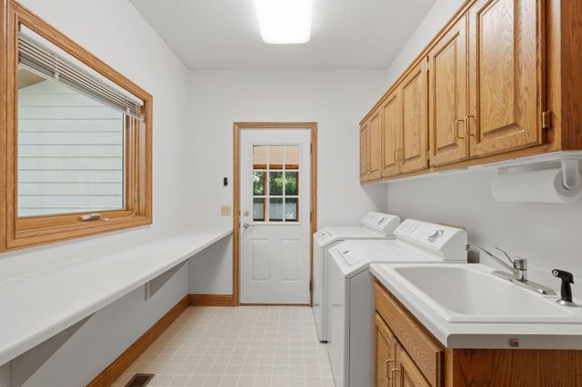 9272 Duckwood Trail, Woodbury, MN 55125