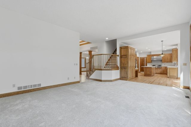 9272 Duckwood Trail, Woodbury, MN 55125