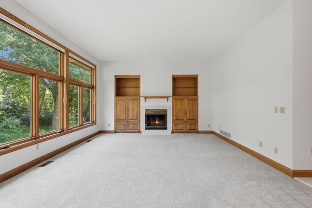9272 Duckwood Trail, Woodbury, MN 55125