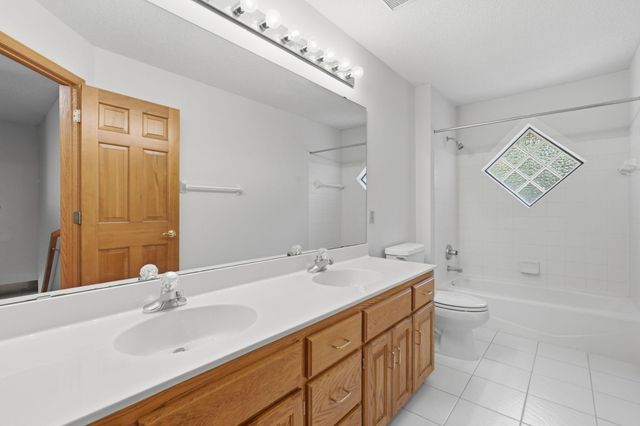 9272 Duckwood Trail, Woodbury, MN 55125