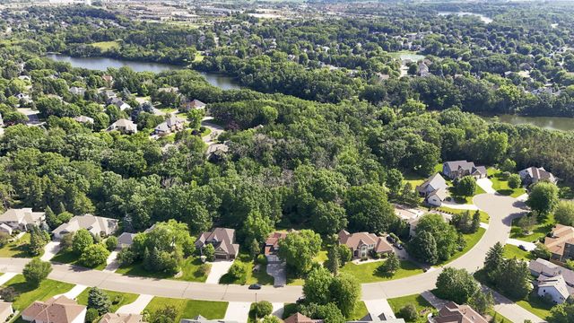 9272 Duckwood Trail, Woodbury, MN 55125