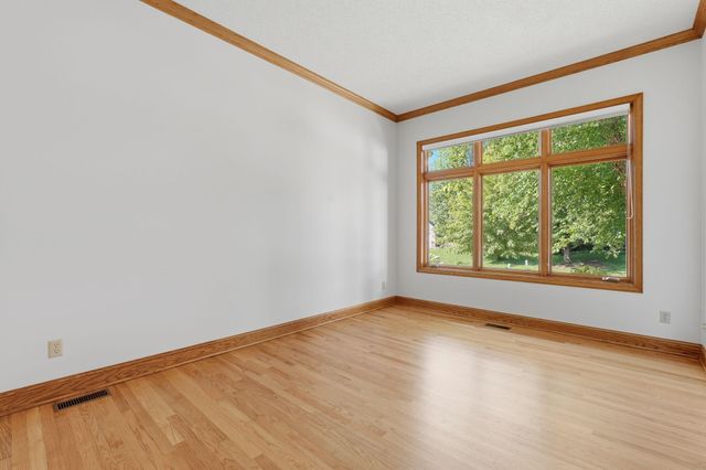 9272 Duckwood Trail, Woodbury, MN 55125