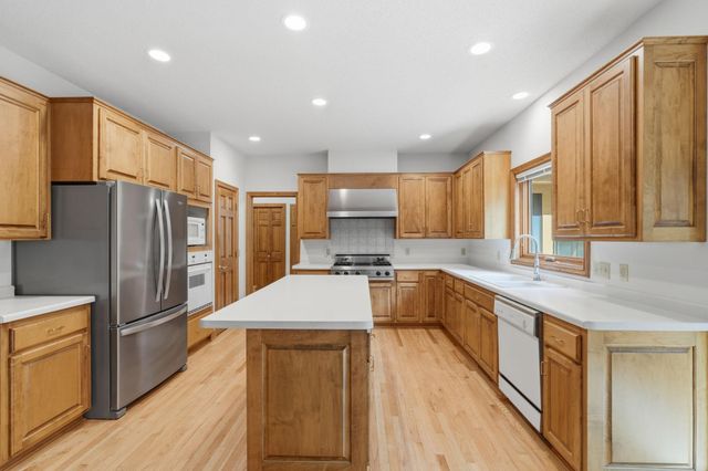 9272 Duckwood Trail, Woodbury, MN 55125