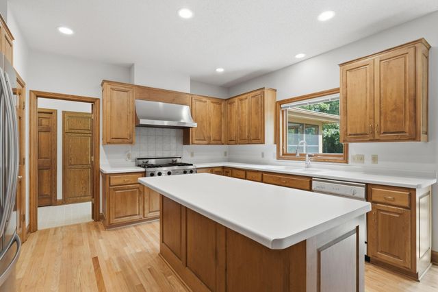 9272 Duckwood Trail, Woodbury, MN 55125