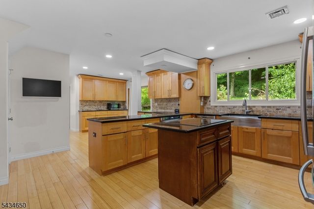 596 Terhune Dr, Wayne Twp., NJ 07470