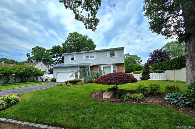 15 Winthrop Place, Deer Park, NY 11729