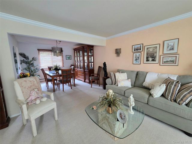15 Winthrop Place, Deer Park, NY 11729