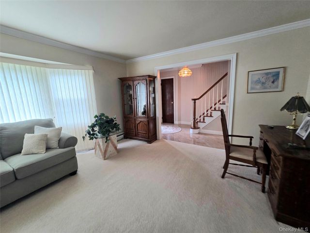 15 Winthrop Place, Deer Park, NY 11729