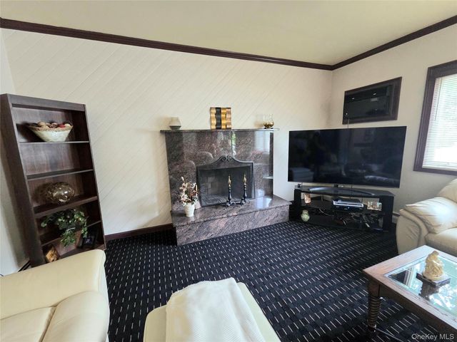 15 Winthrop Place, Deer Park, NY 11729