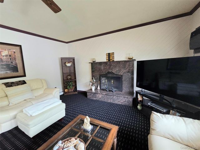15 Winthrop Place, Deer Park, NY 11729