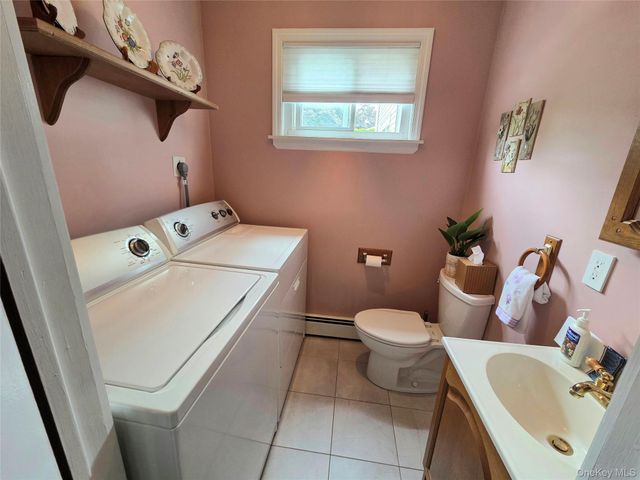 15 Winthrop Place, Deer Park, NY 11729