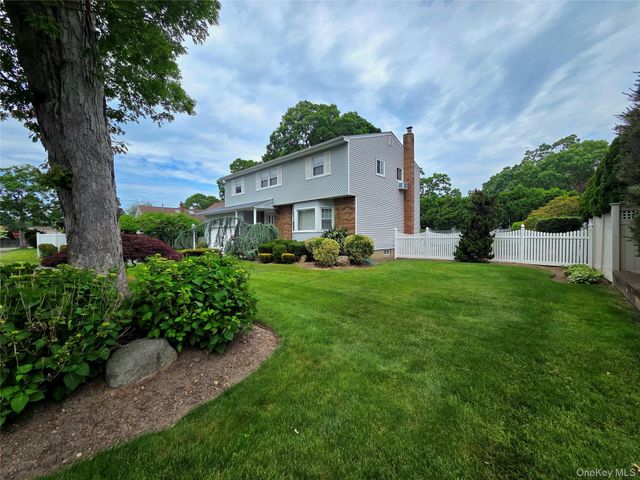 15 Winthrop Place, Deer Park, NY 11729