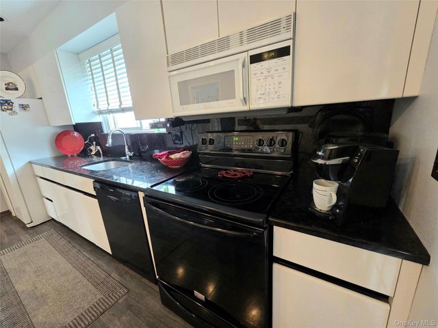 15 Winthrop Place, Deer Park, NY 11729