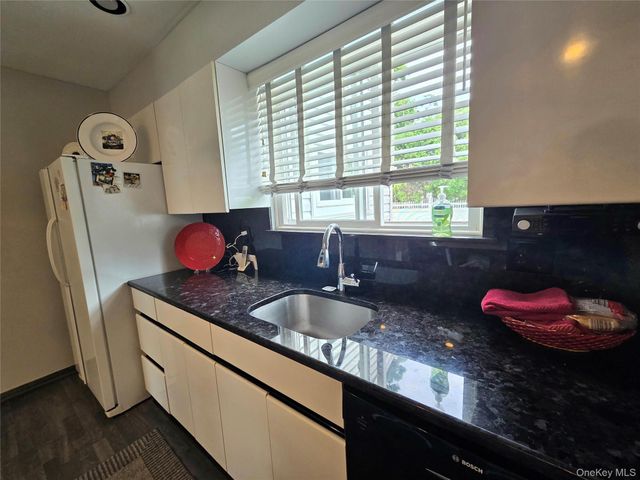 15 Winthrop Place, Deer Park, NY 11729