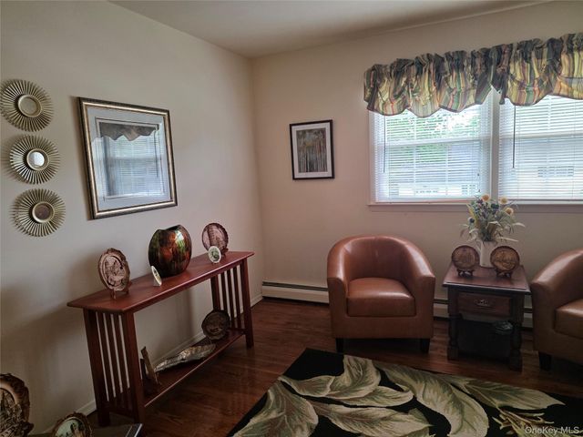 15 Winthrop Place, Deer Park, NY 11729