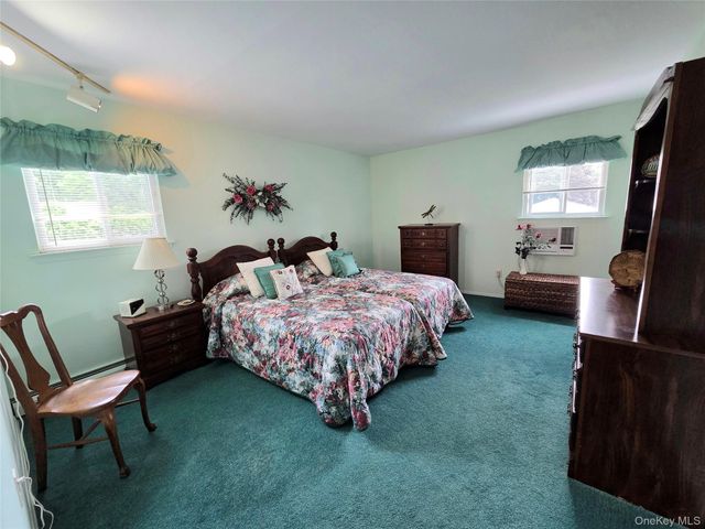 15 Winthrop Place, Deer Park, NY 11729