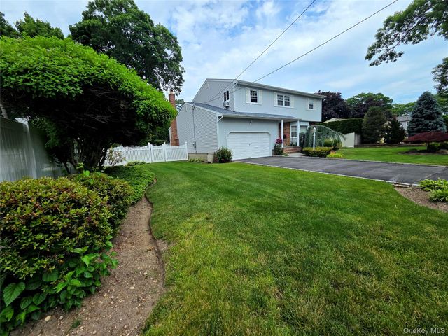 15 Winthrop Place, Deer Park, NY 11729