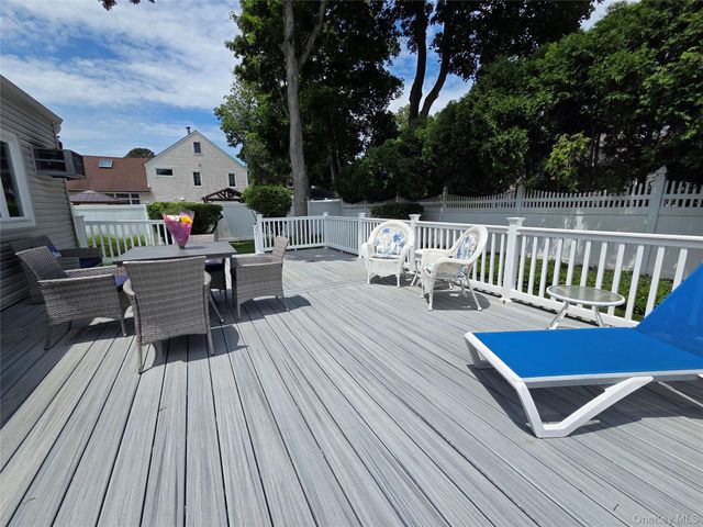 15 Winthrop Place, Deer Park, NY 11729