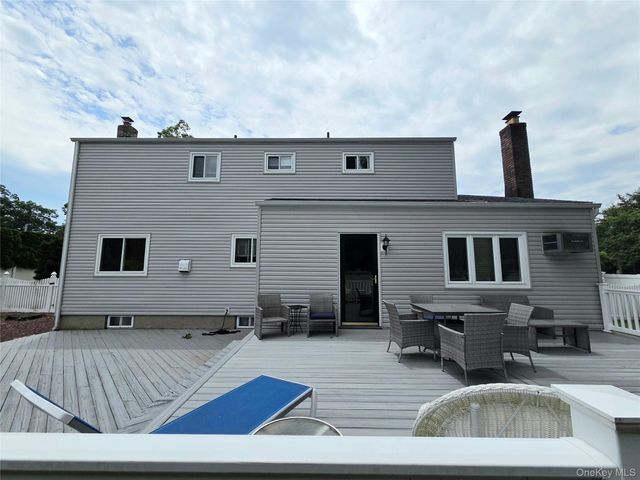 15 Winthrop Place, Deer Park, NY 11729
