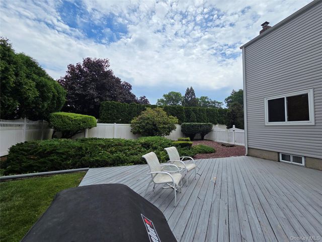 15 Winthrop Place, Deer Park, NY 11729