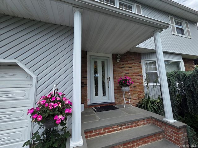 15 Winthrop Place, Deer Park, NY 11729