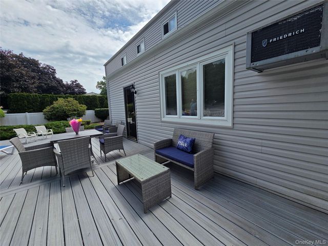 15 Winthrop Place, Deer Park, NY 11729