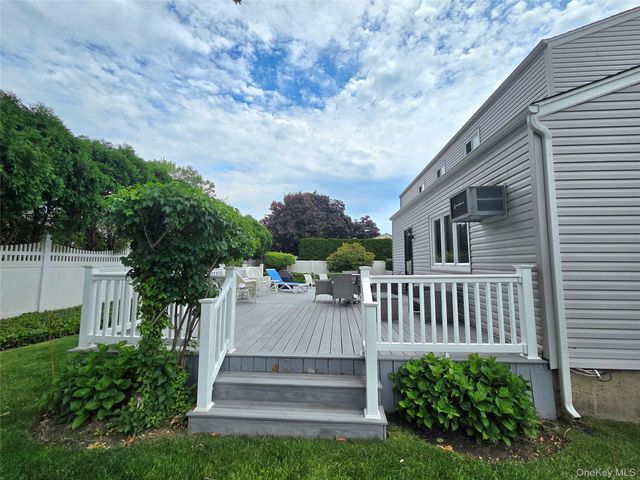 15 Winthrop Place, Deer Park, NY 11729