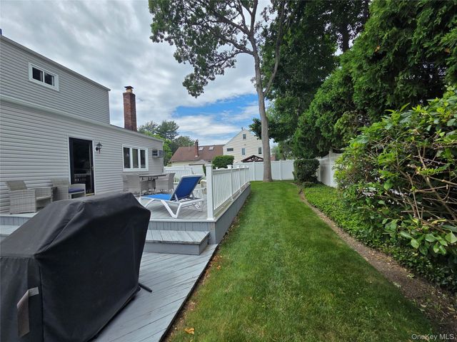 15 Winthrop Place, Deer Park, NY 11729