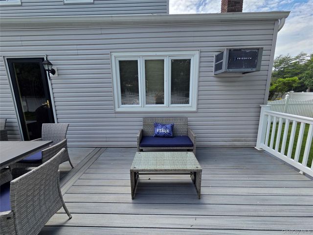15 Winthrop Place, Deer Park, NY 11729