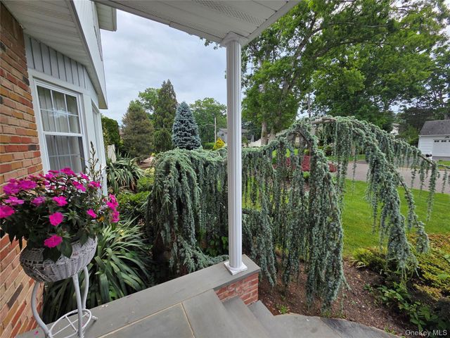 15 Winthrop Place, Deer Park, NY 11729