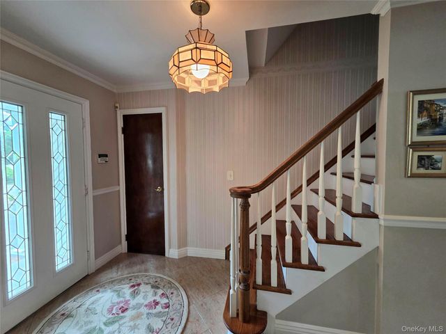 15 Winthrop Place, Deer Park, NY 11729